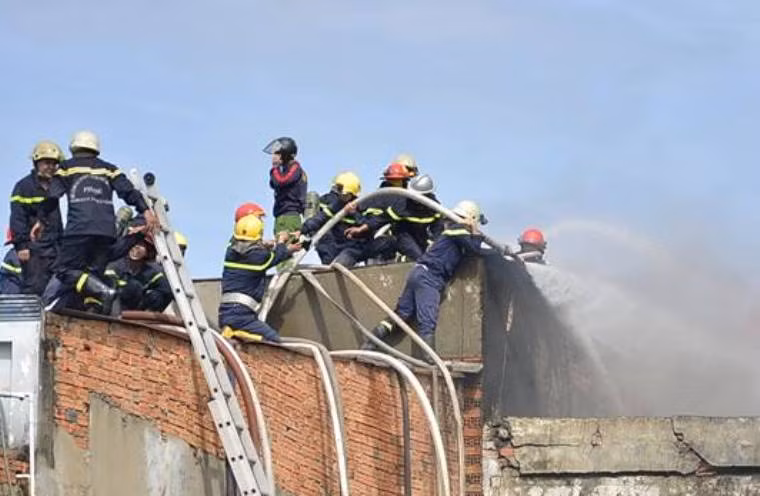 Đại tá Đỗ Văn Kháng - Trưởng phòng Cảnh sát PCCC huyện Bình Chánh (Cảnh sát PCCC TP HCM) - cho biết: “Cảnh sát PCCC thành phố đã điều động 7 đơn vị chữa cháy gồm quận 1, 6, 8, 12, Tân Phú, Bình Chánh và Phòng hướng dẫn chỉ đạo, với 45 xe chuyên dụng, nhiều trang thiết bị hiện đại và gần 250 cán bộ, chiến sĩ đến hiện trường để tham gia chữa cháy".