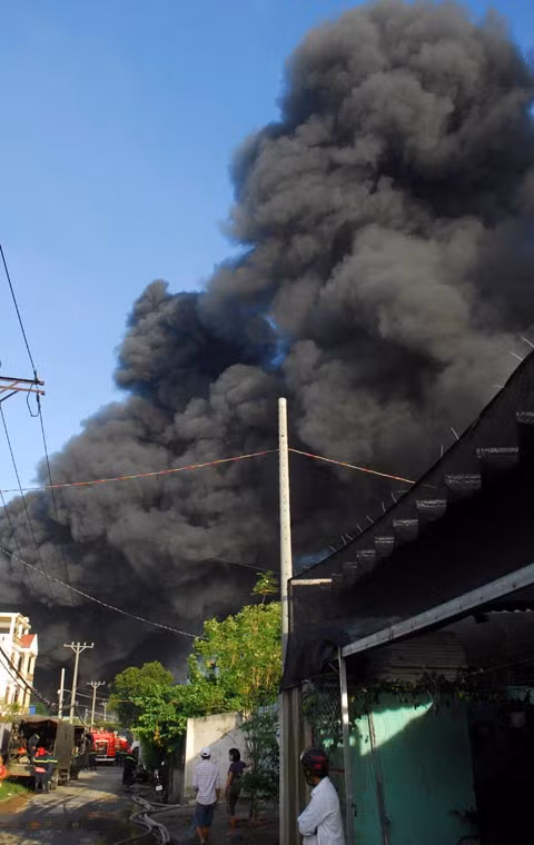 Cả khu dân cư hỗn loạn khi lửa sáng rực và khói đen bao trùm cả góc trời.