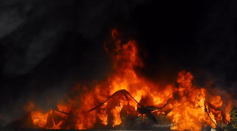 Lửa đỏ rực bao trùm cả khu vực.