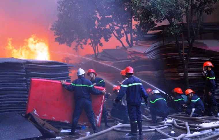 Đám cháy bùng phát dữ dội và nhanh chóng lan sang cả nhà xưởng, nhà kho của công ty rộng hơn 3.000 mét vuông.