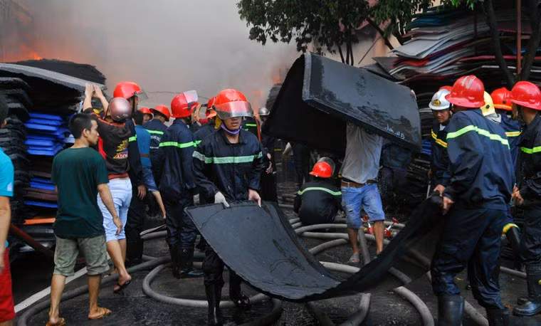 Đến 10h sáng nay (1/8), sau hơn 6 tiếng đồng hồ hoành hành, đám cháy xưởng nhựa ở Sài Gòn tại Công ty TNHH SX và TM Tuấn Thông, đường Võ Văn Vân, xã Vĩnh Lộc B, huyện Bình Chánh, TP HCM đã cơ bản được khống chế. Tuy nhiên, hàng chục chiến sĩ cứu hỏa vẫn đang tiếp tục phun nước để tránh đám cháy bùng phát trở lại.