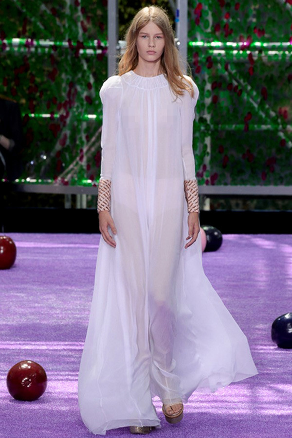 Cam nguoi mau duoi 18 tuoi co ngan noi “bong ma xam hai” trong lang mot?