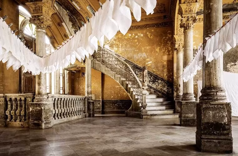 Lối vào với những bậc cầu thang cẩm thạch của nhà hàng La Guarida nổi tiếng nhất thủ đô La Habana.