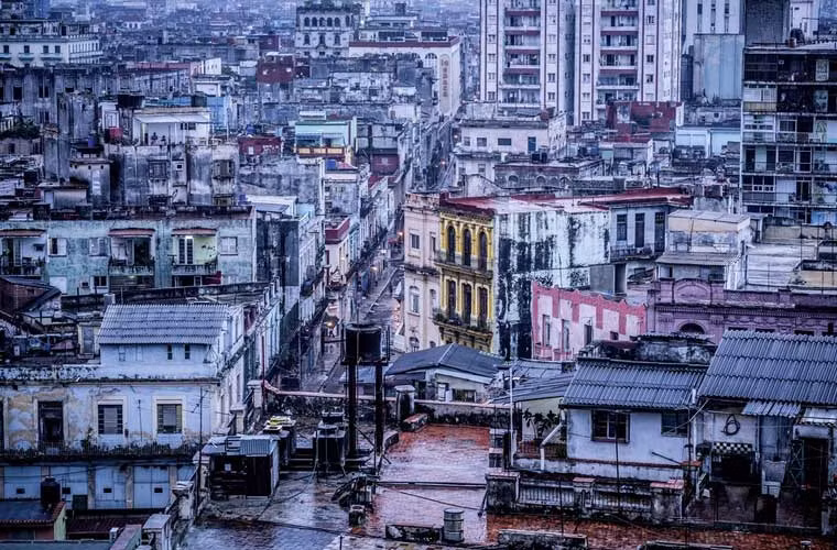 Ước tính, 3.500 tòa nhà trong trung tâm La Habana hiện trong tình trạng đổ nát. Nhiều ngôi nhà đã hư hỏng theo thời gian.