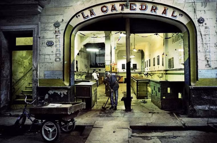 Nhà thờ ở trung tâm khu phố cổ ở thủ đô Cuba trong bộ ảnh của nhiếp ảnh gia Đức Bernhard Hartmann.