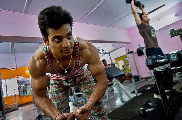 Nam nghệ sĩ Nitin Gupta khoe cơ bắp trong phòng tập thể hình.