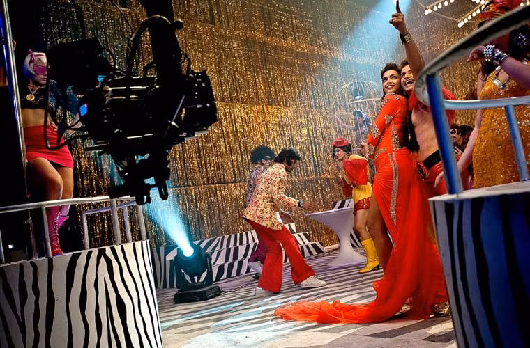 Deepika Padukone tập trước khi ghi hình MV tại trường quay Film City (thành phố phim ảnh) ở Mumbai.