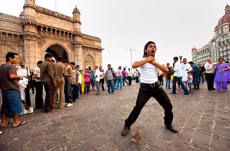 Một nghệ sĩ đường phố đang quay hình cho bộ phim Sholay ở Mumbai.