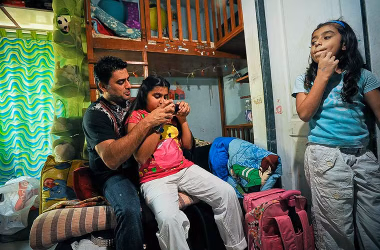 Diễn viên Ayub Khan chơi đùa với hai con gái ở nhà.