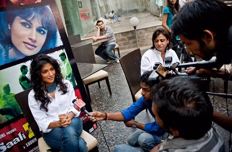 Chitrangada Singh, nữ người mẫu lấn sang điện ảnh, trả lời các câu hỏi trong buổi họp báo ra mắt bộ phim Yeh Saali Zingdagi.