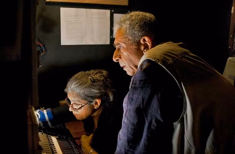 Hai thành viên trong phòng ánh sáng trong buổi tập ở Nhà hát Prithvi.