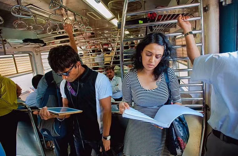 Nữ diễn viên Swara Bhaskar đang đọc bản thảo kịch bản trên tàu từ Churchgate về ga Andheri.