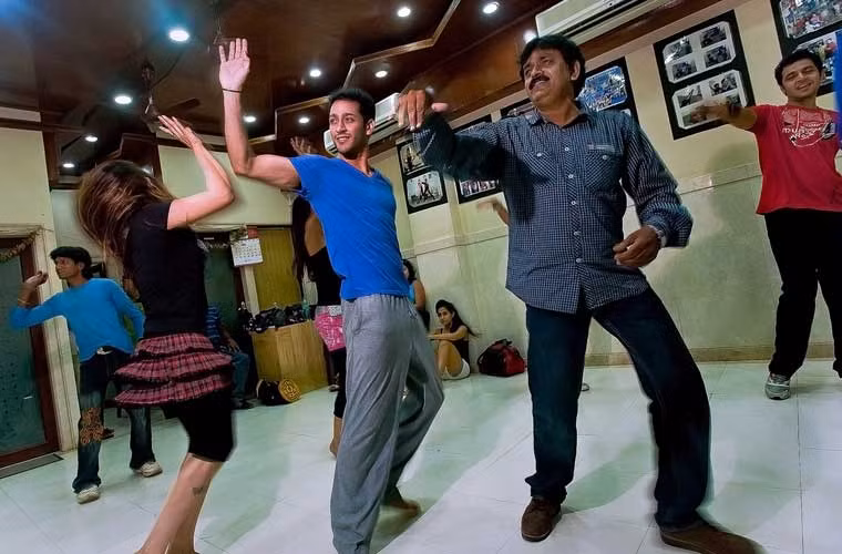 Ca sĩ Shivam Bhargava tập luyện vũ đạo trong studio. “Tôi từng rất lười biếng và ngủ 18 tiếng/ngày, nhưng bây giờ mọi thứ dường như rất dễ dàng”, anh nói.