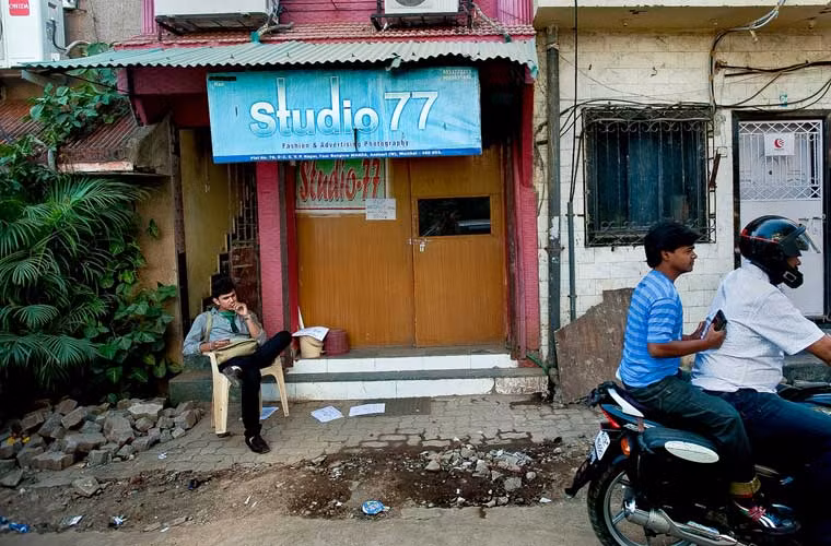 Người đàn ông ngồi bên ngoài Studio 77, một trong những văn phòng tuyển diễn viên nhộn nhịp nhất ở Andheri.