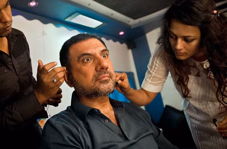 Chuyên gia trang điểm đang trang điểm cho nam diễn viên Boman Irani ở phòng quay Mehboob.