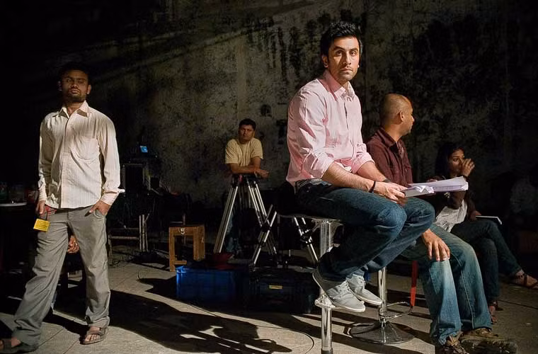 Diễn viên Ranbir Kapoor ngồi nghỉ trong lúc quay quảng cáo ở studio.