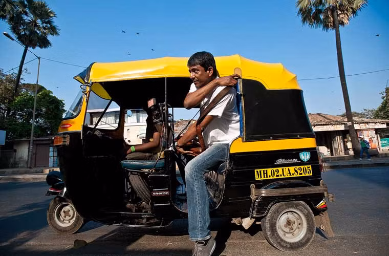 Diễn viên Bollywood Adil Hussain rời xe tuk tuk trên đường JB ở Versova.