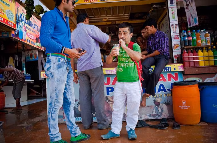 Diễn viên Jaan uống nước giải khát khi đi quay hình ở bãi biển Juhu.