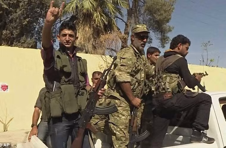 Lực lượng quân đội Thổ Nhĩ Kỳ (tham gia Chiến dịch Lá chắn Euphrates) và các chiến đấu cơ của nước này đã giúp quân nổi dậy FSA đánh bật phiến quân IS ra khỏi thị trấn Dabiq, cách biên giới Thổ Nhĩ Kỳ chừng 10 cây số.