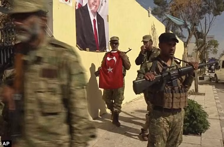 Các thành viên nổi dậy Syria trên đường phố Dabiq.