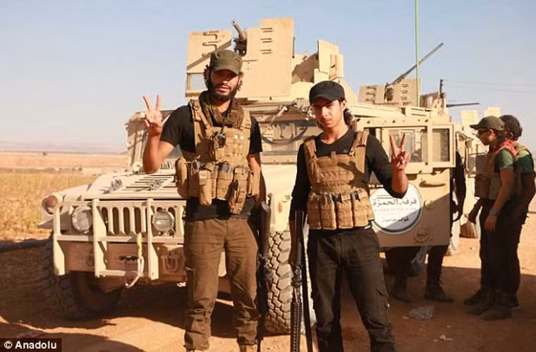 Các tay súng FSA thẳng tiến về thị trấn Dabiq, phía bắc Syria.