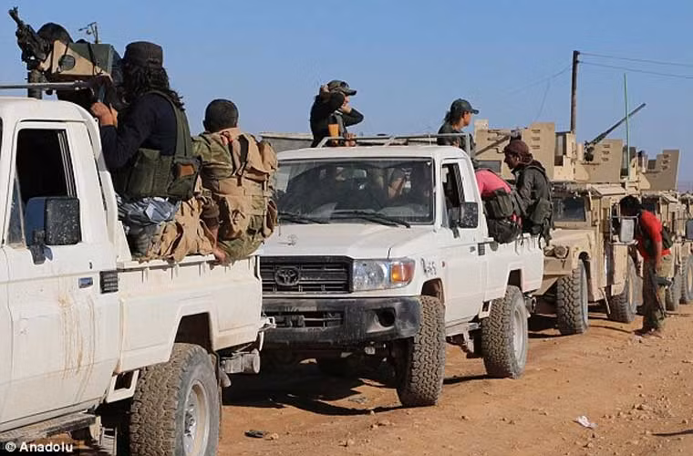 Pháo binh Thổ Nhĩ Kỳ yểm trợ FSA ở ngoại ô Dabiq.