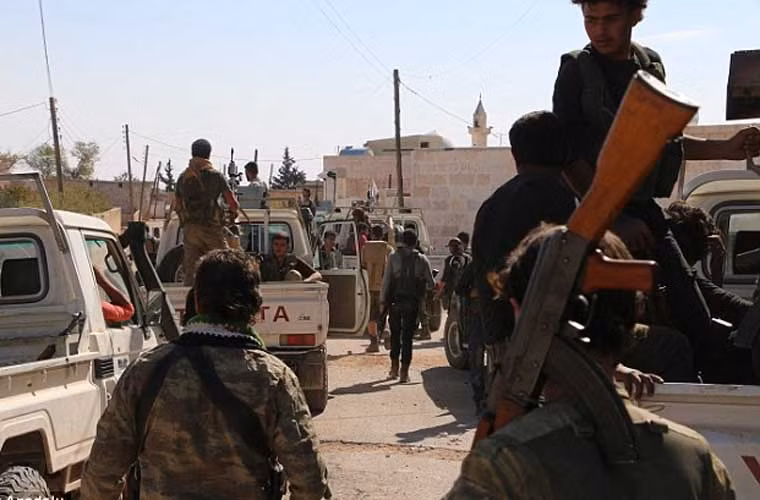 FSA tập kết ở bên ngoài thị trấn Dabiq.