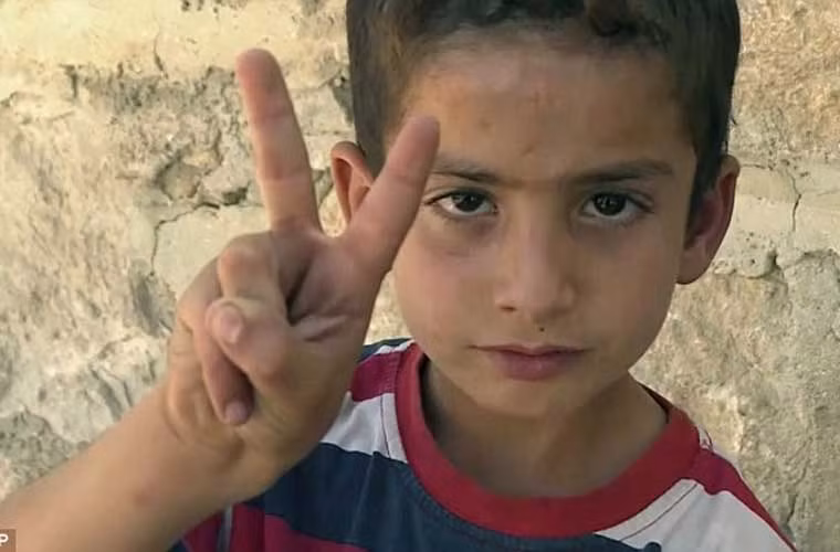 Tuy nhiên, Ahmed Osman, người đứng đầu nhóm Sultan Murad (một nhánh của Quân đội Tự do Syria FSA) cho biết: "Lời tiên tri về trận đấu cuối cùng đã thành sự thật". Trong ảnh, bé trai giơ biểu tượng chiến thắng trên đường phố Dabiq sau khi chào đón lực lượng nổi dậy FSA.