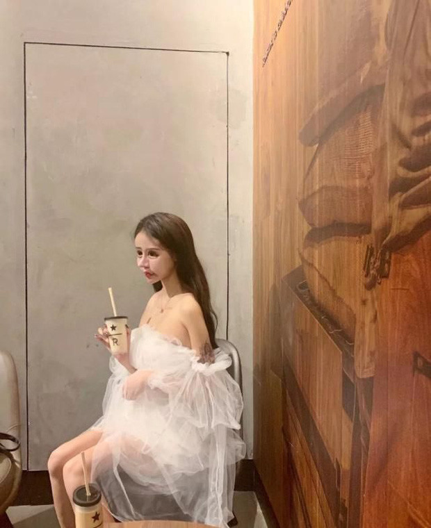 Ban đầu Tiểu Z Na Na là một hot girl MXH, sau đó lấn sân sang lĩnh vực làm người mẫu nghiệp dư và mới phát hành một sản phẩm âm nhạc.