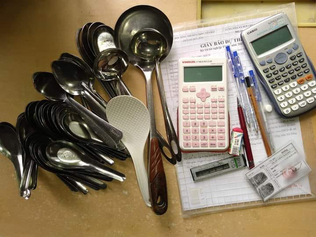 Cả một bộ sưu tập thìa, muỗng được xếp ngay ngắn trên bàn.