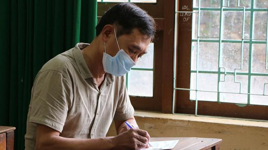 Ngoài ra, một trường hợp hy hữu mùa thi đáng chú ý khác đó là sự xuất hiện của sĩ tử 53 tuổi - Ông Nguyễn Văn Cường tại điểm thi THPT Chu Văn An (TP. Gia Nghĩa, tỉnh Đắk Nông).