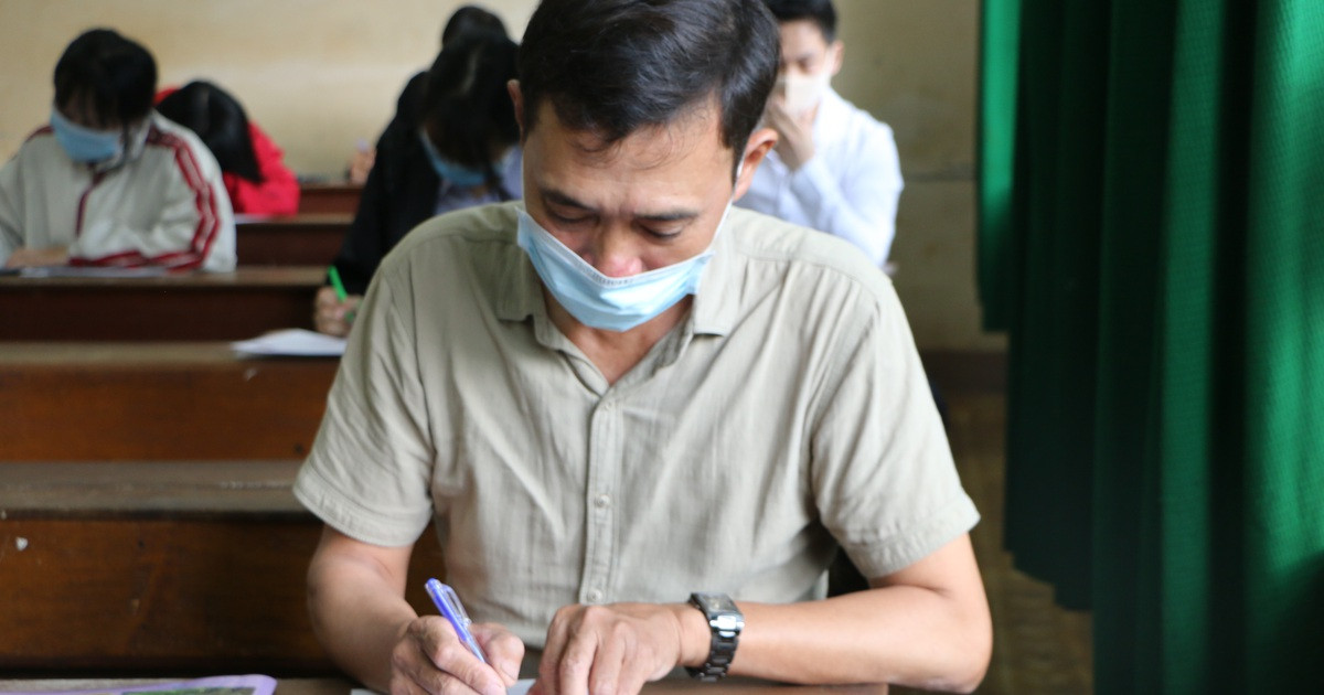 Chia sẻ về lý do đi thi năm nay, thí sinh 53 tuổi cho biết “Sau này dạy cháu học bài, nếu có bằng cấp ba thì vẫn tự tin hơn chứ không các cháu lại bảo ông học dốt”. Mời quý độc giả đón xem thêm video Những khoảnh khắc đáng nhớ kì thi tốt nghiệp THPT 2020 - Nguồn: VTC NOW