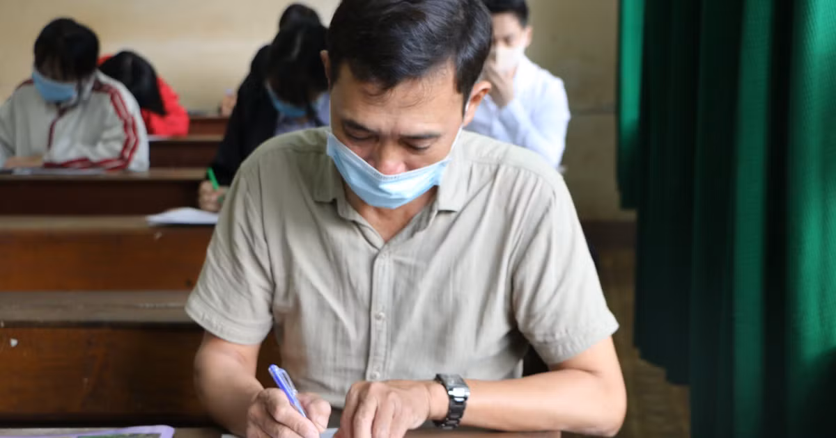 Chia sẻ về lý do đi thi năm nay, thí sinh 53 tuổi cho biết “Sau này dạy cháu học bài, nếu có bằng cấp ba thì vẫn tự tin hơn chứ không các cháu lại bảo ông học dốt”. Mời quý độc giả đón xem thêm video Những khoảnh khắc đáng nhớ kì thi tốt nghiệp THPT 2020 - Nguồn: VTC NOW