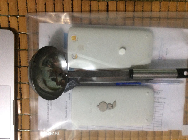 Thậm chí, có những thí sinh lại mang theo chiếc muỗng to đùng trong hành trang đến trường thi khiến dân tình xôn xao.