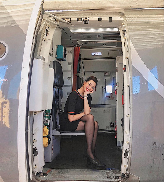 Lên chức tiếp viên trưởng của Pacific Airlines khi mới 21 tuổi, Tống Khánh Linh (sinh năm 1998) là gái xinh đang nhận được rất nhiều sự quan tâm, chú ý.