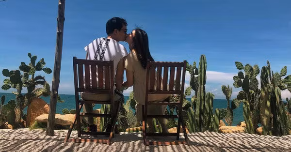 Được biết, ban đầu cả hai không ưa nhau. Nhưng từ khi hình ảnh cô nàng mặc áo dài đi bay đã khiến chàng phi công liêu xiêu. Họ bắt đầu nhắn tin rồi qua vài lần hẹn hò đã chính thức trở thành một đôi.