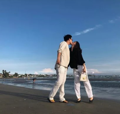 Đặc biệt, chuyện tình yêu trai tài gái sắc của Khánh Linh với phi công làm chung hãng đã khiến nhiều người ghen tị.