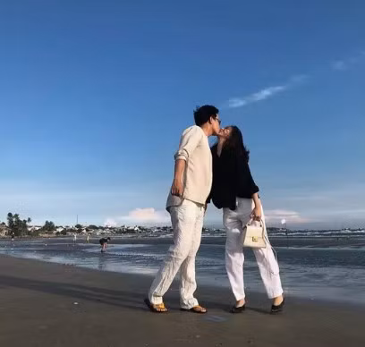 Đặc biệt, chuyện tình yêu trai tài gái sắc của Khánh Linh với phi công làm chung hãng đã khiến nhiều người ghen tị.