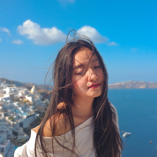 Nguyễn Châu Bảo Nhi sinh năm 1997 đến từ Huế gây chú ý MXH thời gian này không chỉ nhờ vào khuôn mặt xinh đẹp, thông minh mà còn giỏi giang, sở hữu profile quá đỗi xuất sắc.