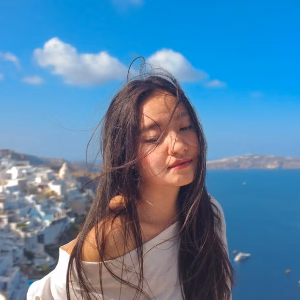 "Đẹp và giỏi", nữ thủ khoa ĐH Huế tạo điểm nhấn trên MXH Nguyễn Châu Bảo Nhi sinh năm 1997 đến từ Huế gây chú ý MXH thời gian này không chỉ nhờ vào khuôn mặt xinh đẹp, thông minh mà còn giỏi giang, sở hữu profile quá đỗi xuất sắc.