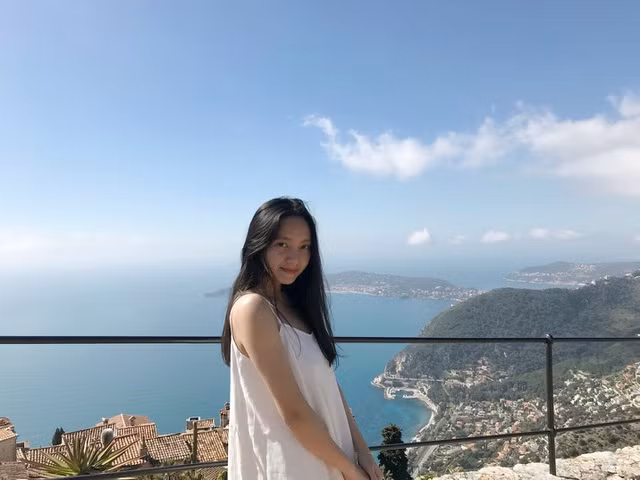 Chưa dừng lại ở đó, nữ sinh này trước đã nhận được nhiều suất học bổng lên tới hàng tỷ đồng như học bổng chương trình trao đổi quốc tế ngắn hạn tại Hà Lan, học bổng toàn phần khóa học ngắn hạn Development Studies,...