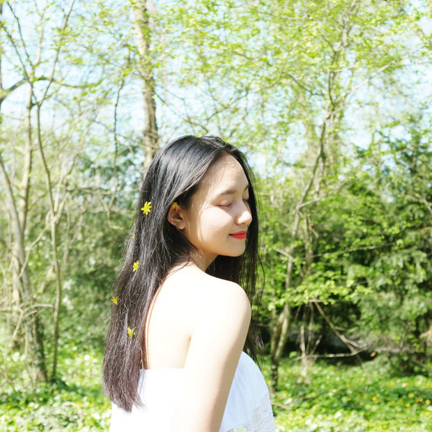 Nữ sinh xinh đẹp từng là học sinh chuyên Văn của trường chuyên Quốc học Huế, từng tham gia đội tuyển thi học sinh giỏi các cấp, đạt hàng loạt giải thưởng cao.