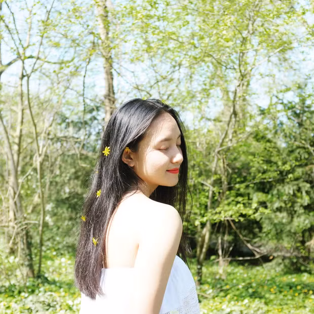 Nữ sinh xinh đẹp từng là học sinh chuyên Văn của trường chuyên Quốc học Huế, từng tham gia đội tuyển thi học sinh giỏi các cấp, đạt hàng loạt giải thưởng cao.