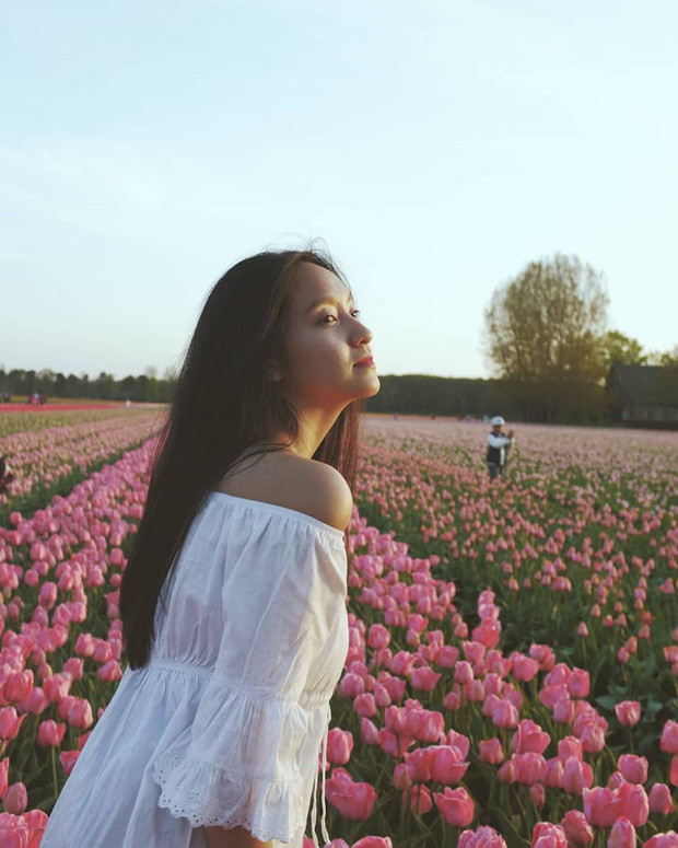 Ở trường Đại học, Bảo Nhi không tham gia nhiều các hoạt động ngoại khoá, cô nàng lại lựa chọn việc tìm kiếm cơ hội để ra nước ngoài.