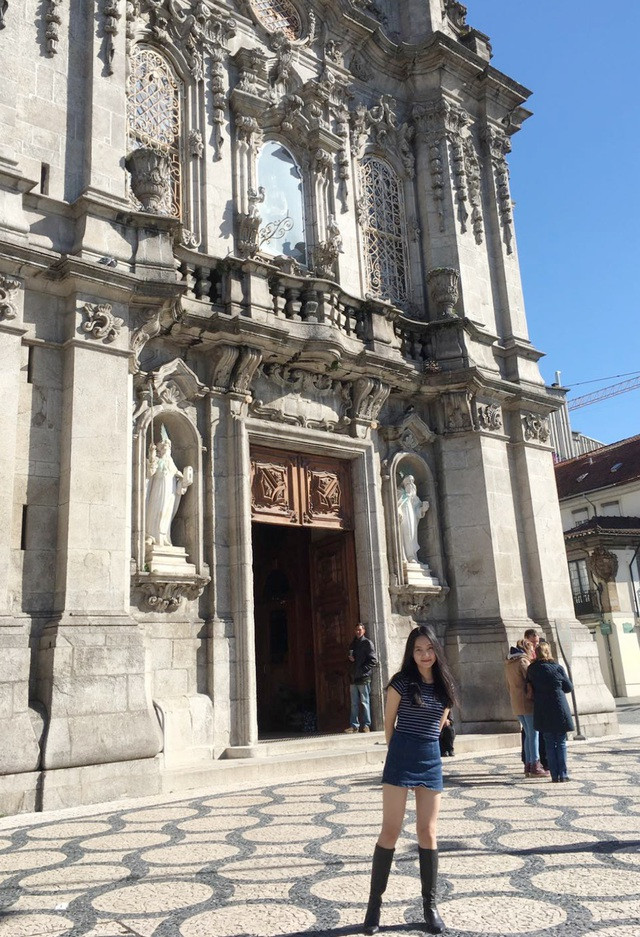 Với bảng thành tích đáng nể đó, nữ sinh 9x được giữ lại làm giảng viên Đại học Ngoại ngữ (Đại học Huế), nhưng cô nàng quyết định từ bỏ để chuyển hướng theo đuổi ngành giáo dục.