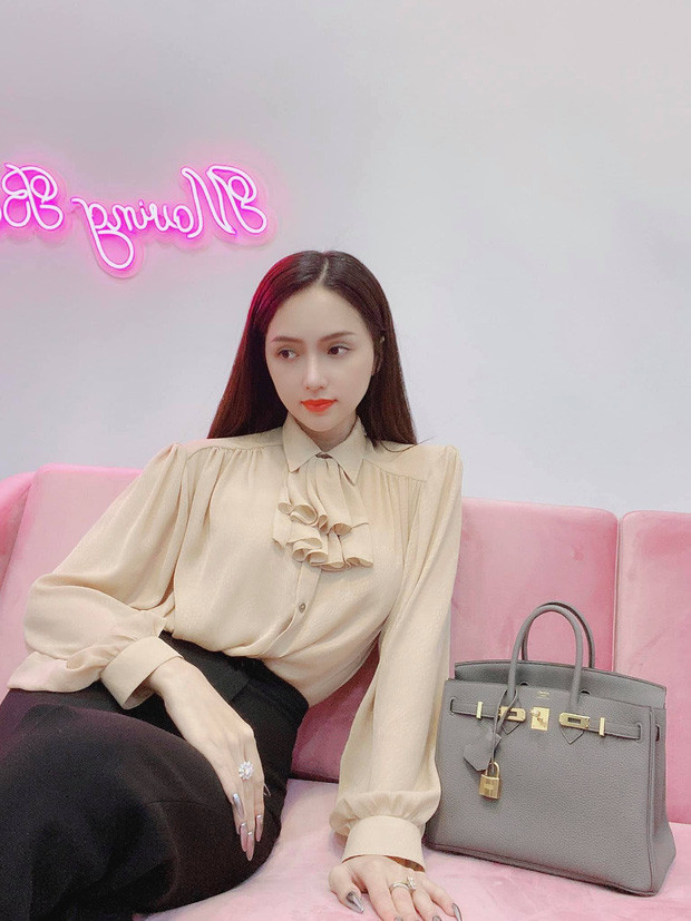 Tổng cộng, Hương Giang đã chi gần 900 triệu đồng để tậu những món đồ hiệu cho màn "đập hộp" lần này.