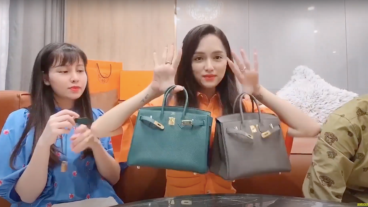 Hương Giang đích thực là một trong những "tay chơi" Hermès chính hiệu khi mua một lần 2 chiếc Birkin cực đắt đỏ.