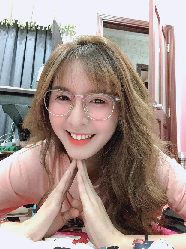 Không chia sẻ rầm rộ lên MXH về chuyện cá nhân, Ngân Sát Thủ cho biết: "Mình rất thông cảm với anh Hoàng về những mối tình trước của anh ấy nên mình nghĩ việc công khai tình cảm nó không cần thiết. Chỉ cần hai người biết với nhau và bạn bè xung quanh hiểu là được".