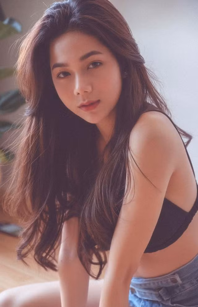 Hằng cũng có phong cách thời trang trẻ trung, năng động nhưng không kém phần gợi cảm.