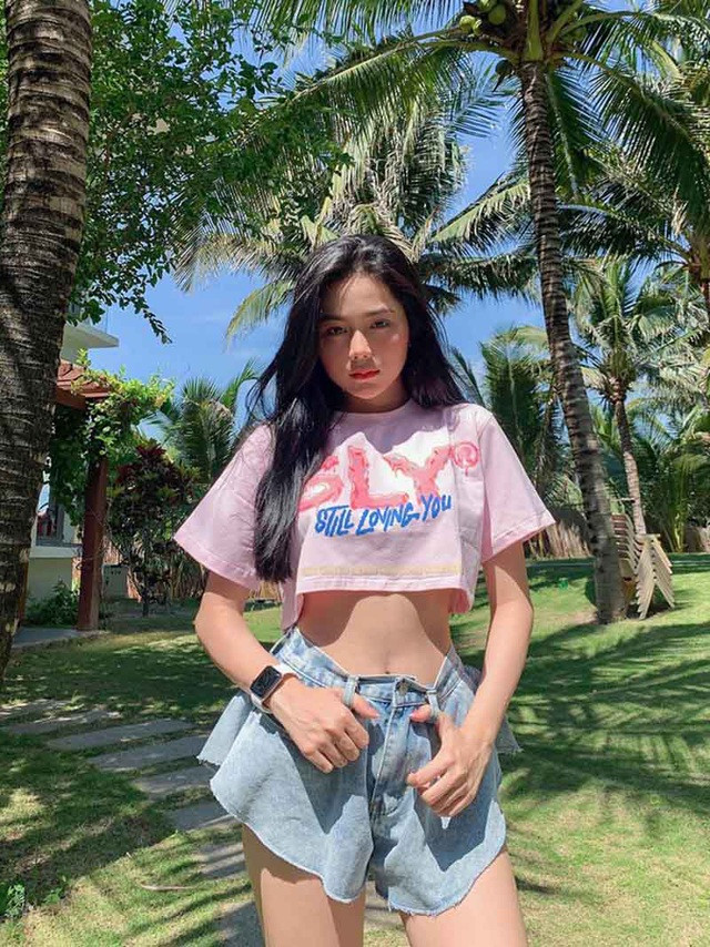 Biết được lợi thế của mình, Hằng luôn lựa chọn trang phục để khoe khéo vòng eo con kiến.